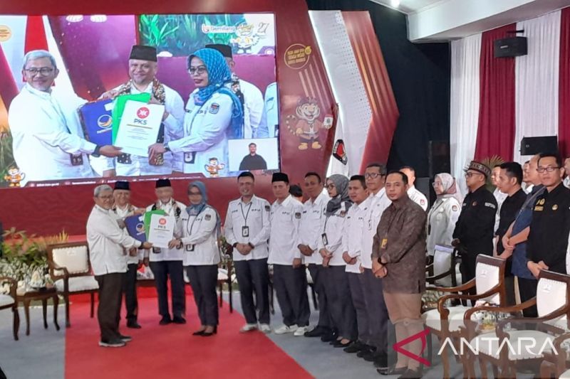 Ahmad Syaikhu dan Ilham Habibie Daftar Pilgub Jabar 2024 dengan Mobil Klasik