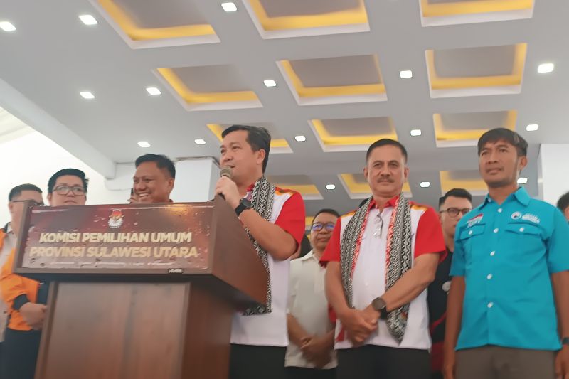Cagub Steven Kandouw memberikan keterangan pers usai pendaftaran didampingi Cawagub Denny Tuejeh, Ketua DPD PDIP Sulut Olly Dondokambey serta partai pendukung. ANTARA/Karel A Polakitab