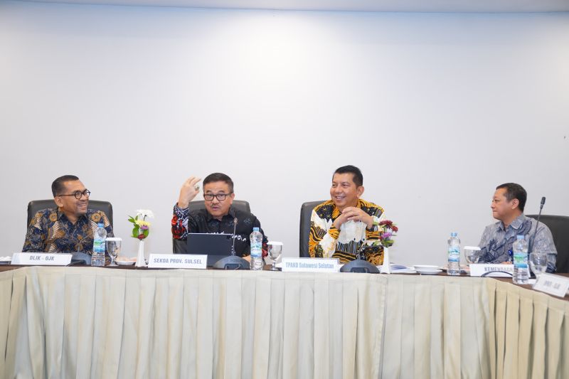 Sekda Pemprov Sulsel H Jufri Rahman (kedua kiri) dan Kepala Perwakilan OJK Sulselbar Darwisman (kedua kanan) pada Rakor TPKAD wilayah Timur Indonesia di Makassar, Kamis (29/8/2024). Antara/ HO-Infokom Sulsel
