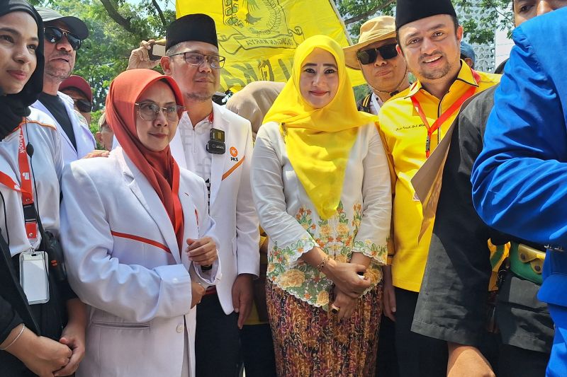 Pasangan Imam Budi Hartono dan Ririn Farabi Arafiq ketika mendaftar ke KPU Kota Depok, Kamis (29/8/2024) ANTARA/Feru Lantara
