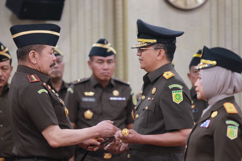 Jaksa Agung ST Burhanuddin (kiri) melantik Kuntadi yang sebelumnya Direktur Penyidikan Jampidsus, menjadi Kajati Lampung di di Gedung Utama Kejaksaan Agung, Jakarta, Kamis (29/8/2024). ANTARA/HO-Kejaksaan Agung RI