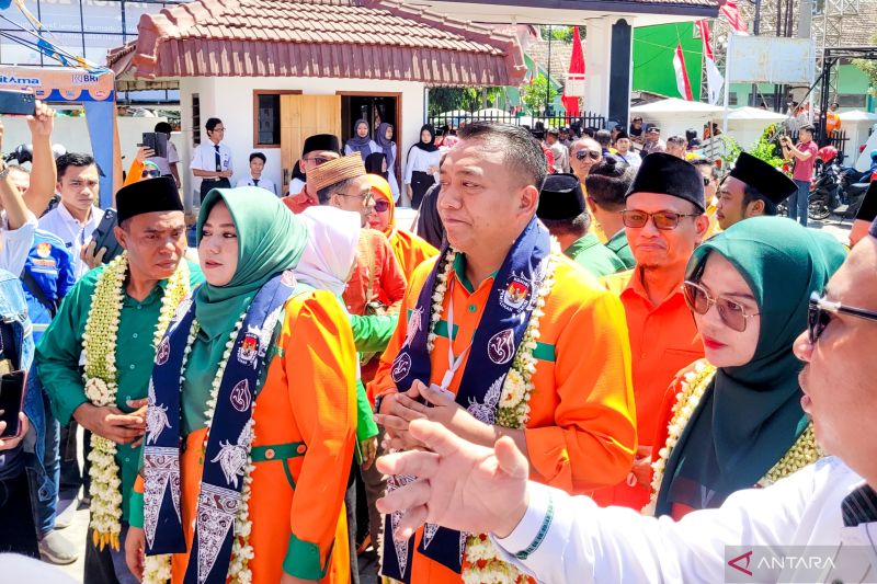 Pasangan calon Rio Wahyu Prayogo -Ulfiyah saat mendaftar ke KPU Situbondo, Jawa Timur. Kamis (29/8/2024) ANTARA/Novi Husdinariyanto