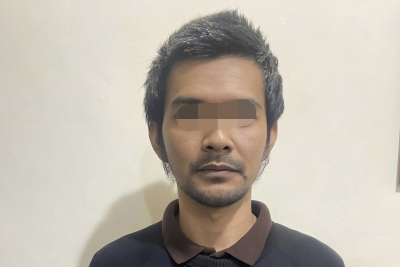 Tersangka ilegal akses akun kripto berinisial FA (35) saat ditangkap oleh Ditreskrimsus Polda Metro Jaya, Kamis (22/8/2024). ANTARA/HO-Direktorat Reserse Kriminal Khusus Polda Metro Jaya
