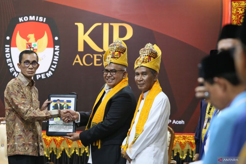 Pasangan bakal calon gubernur/wakil gubernur Aceh Bustami Hamzah (tengah) dan Tgk Muhammad Yusuf A Wahab (kanan) menyerahkan berkas pendaftaran pencalonan kepada Ketua Komisi Independen Pemilihan (KIP) Aceh Saiful Bismi (kiri) di Kantor KIP Aceh, Banda Aceh, Aceh, Kamis (29/8/2024). (ANTARA/Khalis Surry)