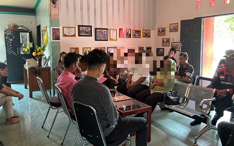 Kasus Penganiayaan Remaja Putri Berakhir Damai Lewat Mediasi Adat Dayak