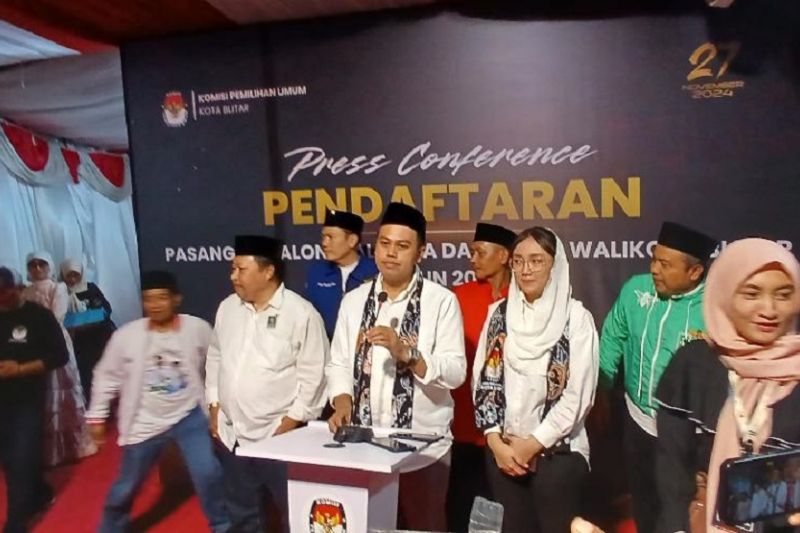 Pasangan bakal calon Wali Kota Blitar dan bakal calon Wakil Wali Kota Blitar Syauqul Muhibbin dan Elim Tyu Samba saat mendaftarkan diri di KPU Kota Blitar, Jawa Timur. ANTARA/ HO-tim Mas Ibin (Syauqul Muhibbin)