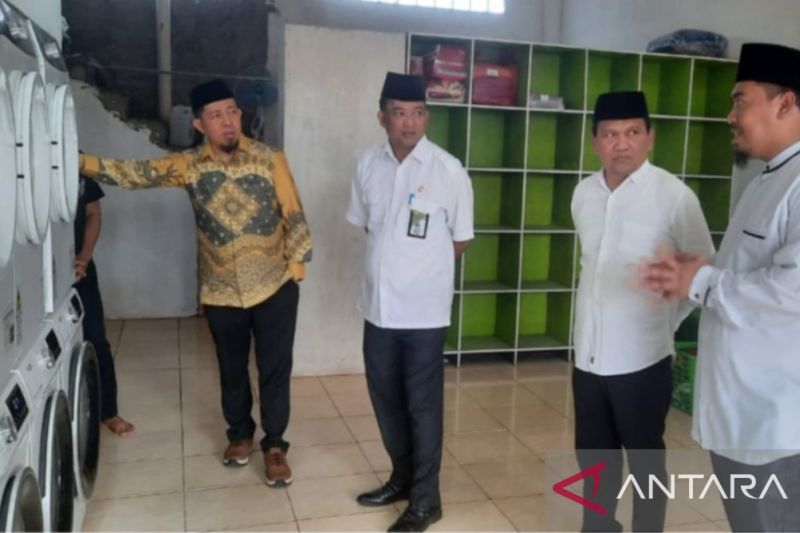 Dr Basnang Said didampingi Kepala Bidang Pendidikan Islam H Ahmad Sholeh, beserta tim dari PD Pontren Bidang Pendis saat mengunjungi pondok pesantren di Manado, Minggu (15/7/2024). (ANTARA/HO-Kemenag).