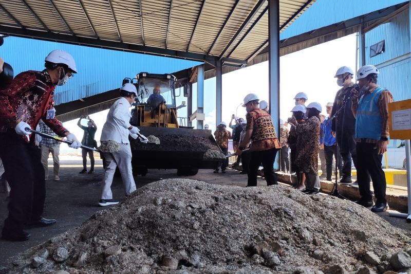 General Manager PLN Unit Induk Wilayah NTT Ajrun Karim (kanan), Kepala Kantor Perwakilan BI NTT Agus Sistyo Widjajati (tengah), dan Kepala OJK NTT Japarmen Manalu (kiri) mengangkut limbah operasional BI untuk dicampur dengan batu bara dalam program co-firing biomassa, di PLTU Bolok, Kabupaten Kupang, Kamis (29/8/2024). PLN dan BI bersinergi memanfaatkan limbah operasional uang lusuh yang diwujudkan dalam acara Penandatangan Pilot Project Pemanfaatan Limbah Operasional Bank Indonesia. ANTARA/Fran