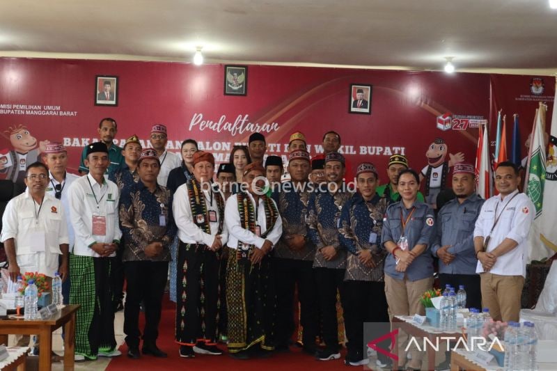 Foto bersama usai pendaftaran bapaslon bupati-wabup Manggarai Barat Edistasius Endi-Yulianus Weng di KPU Manggarai Barat. (ANTARA/Gecio Viana)