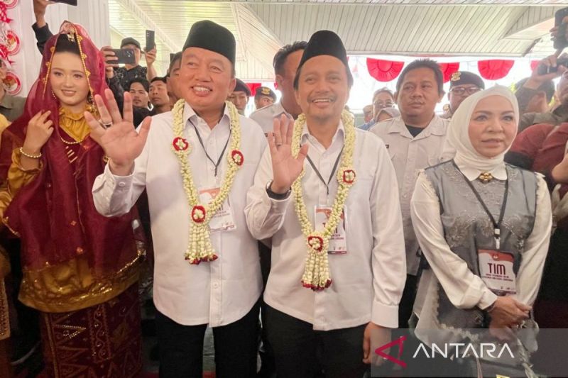Pasangan Muhidin dan Hasnuryadi Sulaiman saat tiba di kantor KPU Kalsel untuk mendaftarkan diri bertarung di Pilgub Kalsel, Kamis (29/8/2024). (ANTARA/Firman)