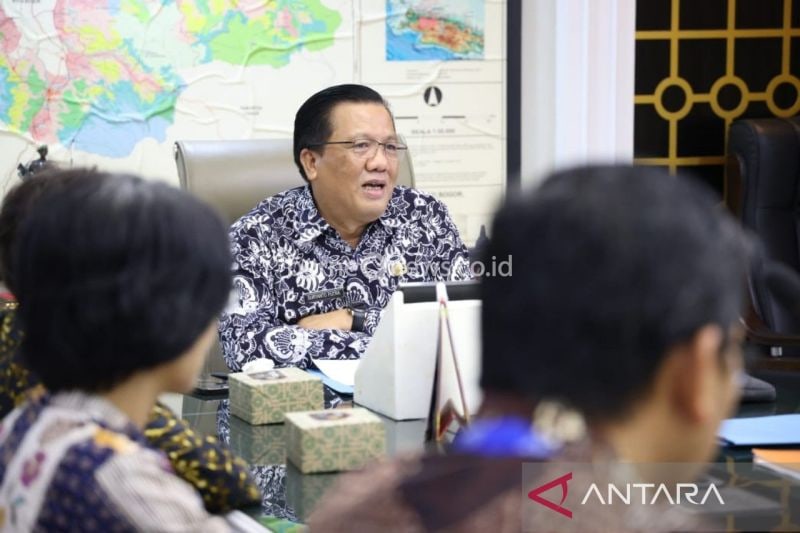 Pelaksana harian Pj Bupati Bogor Suryanto Putra menerima audiensi Catholic Relief Services (CRS) Indonesia di Cibinong, Kabupaten Bogor, Jawa Barat, Kamis (29/8/2024). ANTARA/M Fikri Setiawan