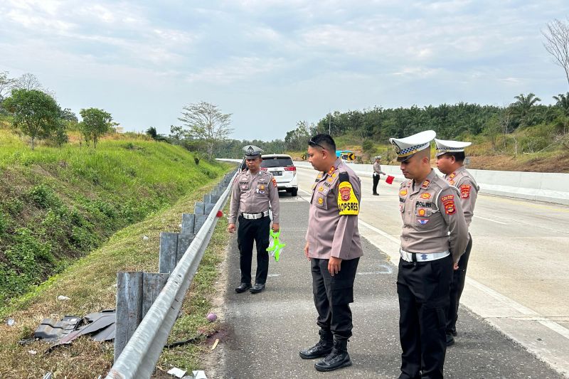 Kapolres Lampung Selatan AKBP Yusriandi Yusrin bersama jajaran polres saat melakukan pemeriksaan di lokasi kecelakaan yang menewaskan empat orang di jalan tol Lamsel. (ANTARA/HO/Humas Polres Lampung Selatan)
