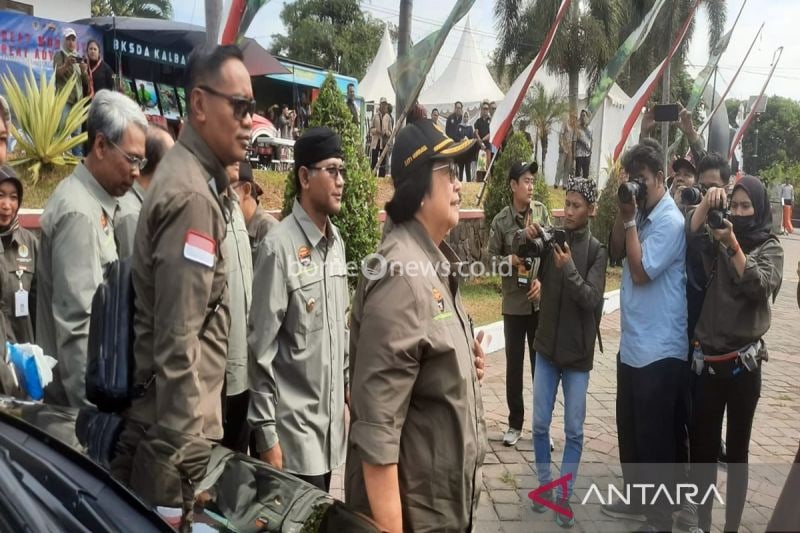 Menteri Lingkungan Hidup dan Kehutanan, Siti Nurbaya (pakai topi) saat mengunjungi peringatan Hari Konservasi Alam Nasional (HKAN) 2024 di Kabupaten Boyolali, Jateng Kamis (29/8/2024) ANTARA/Bambang Dwi Marwoto.
