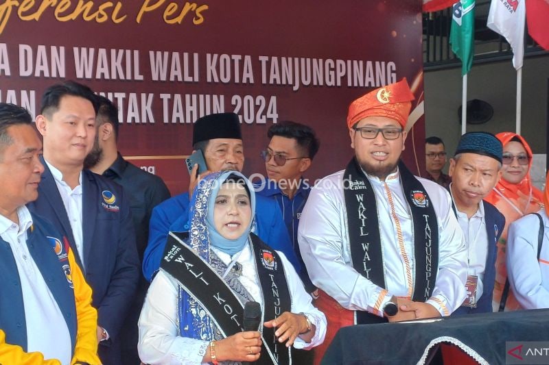 Pasangan calon Wali Kota dan Wakil Wali Kota Tanjungpinang, Rahma dan Rizha Hafiz didampingi partai pengusung mendaftar pilkada serentak 2024 di kantor KPU setempat, Kamis (29/8/2024). (ANTARA/Ogen)
