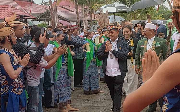 Willy Midel Yoseph dan Habib Ismail Bin Yahya Tiba di KPU Kalteng Diwarnai Suasana Gerimis