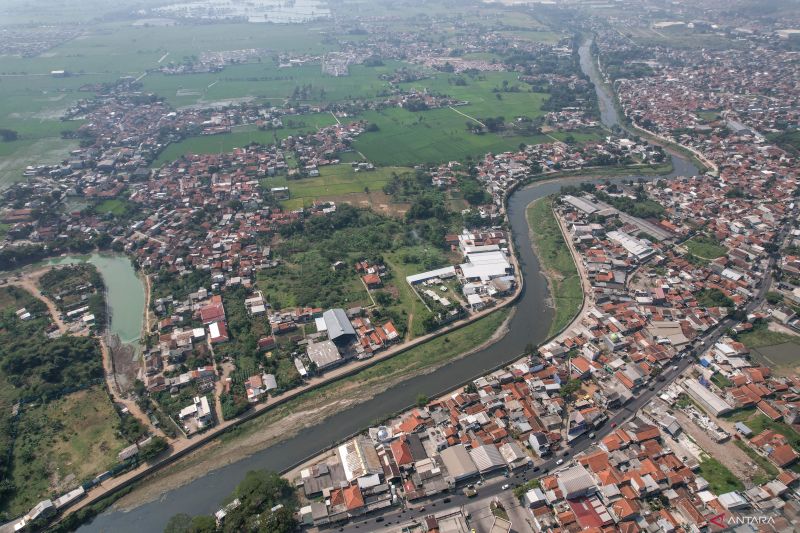 Foto udara Sungai Citarum di Kawasan Bojongsoang, Kabupaten Bandung, Jawa Barat, Senin (12/8/2024). ANTARA FOTO/Raisan Al Farisi/YU)