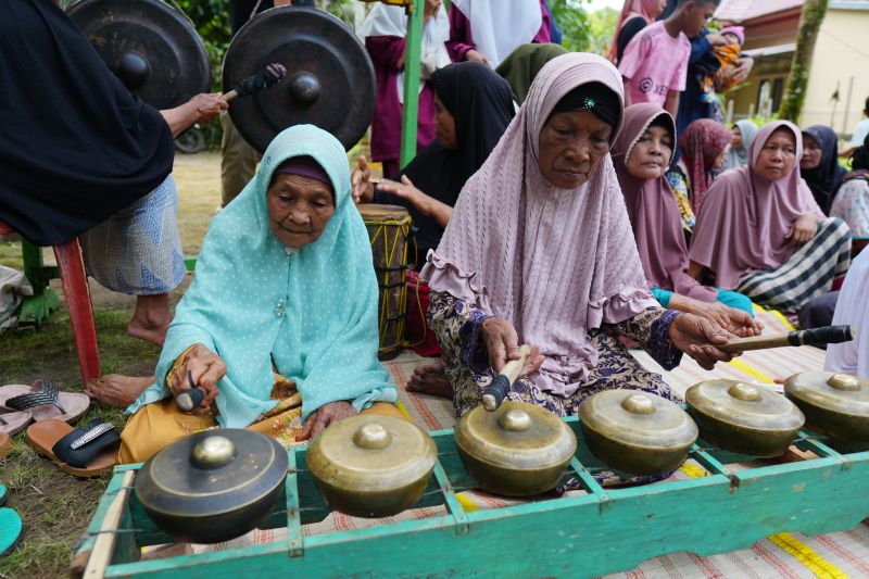 Women of Tanjung Village playing Gondang Oguang during the 2024 Cultural Advancement Residency program in Tanjung Village, Koto Kampar Hulu Sub-district, Kampar District, Riau, on Wednesday (August 7, 2024). ANTARA/HO-Kemendikbudristek