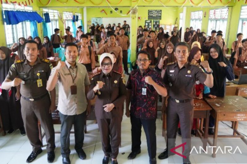 Tim Kejari Sampang foto bersama siswa dan guru pada acara sosialisasi cegah perundungan dan kejahatan dunia maya. (ANTARA/ HO-Pemkab Sampang)