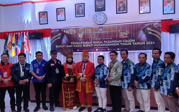 Halikinnor-Irawati mendaftarkan diri menjadi bakal pasangan calon Pilkada Kotawaringin Timur, Kamis, 29 Agustus 2024. (FOTO: DEWIP)