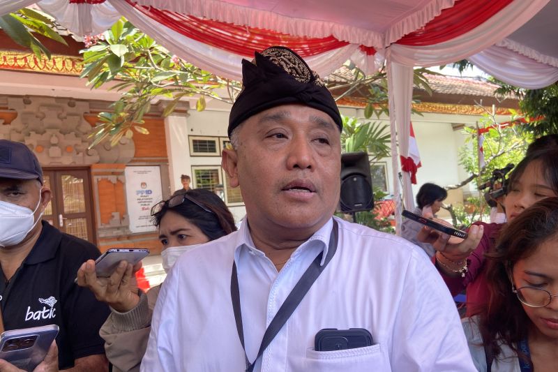 Ketua KPU Bali I Dewa Agung Gede Lidartawan diwawancara usai pendaftaran Pilkada Bali di Denpasar, Kamis (29/8/2024). ANTARA/Ni Putu Putri Muliantari