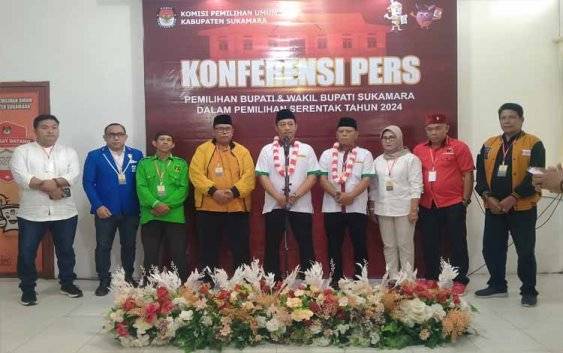 Paslon bupati dan wakil bupati Sukamara? H. Masduki - Nur Effendi melakukan konferensi pers usai penyerahan berkas pendaftaran di KPU Sukamara, Kamis, 29 Agustus 2024. (FOTO: NORHASANAH)