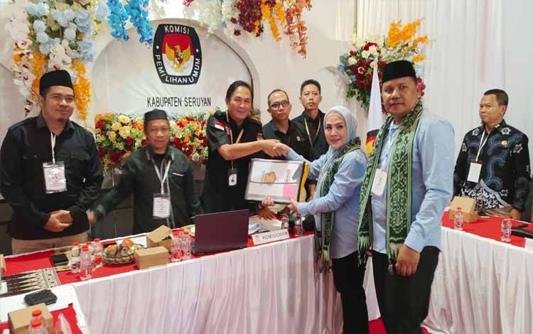 Pasangan bakal calon Bupati dan Wakil Bupati Seruyan Hj Iswanti - Mistius menyerahkan berkas pencalonan yang di terima Ketua dan Komisioner KPU Seruyan ( Foto : Fahrul
