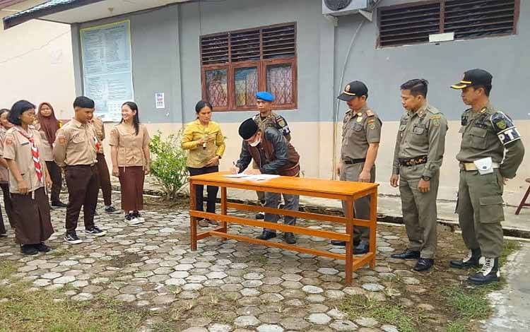 Satpol PP Barito Timur dan SMKN 1 Raren Batuah Teken MoU Ketertiban Umum, Pendidikan dan Disiplin Sekolah