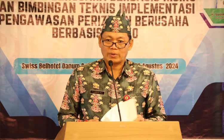 Staf Ahli Gubernur Bidang Ekonomi, Keuangan dan Pembangunan Yuas Elko saat Sosialisasi dan Bimbingan Teknis Implementasi Pengawasan Perizinan Berusaha Berbasis Risiko, di Swiss-belhotel Danum Palangka Raya, Kamis, 29 Agustus 2024. (FOTO: FERI)