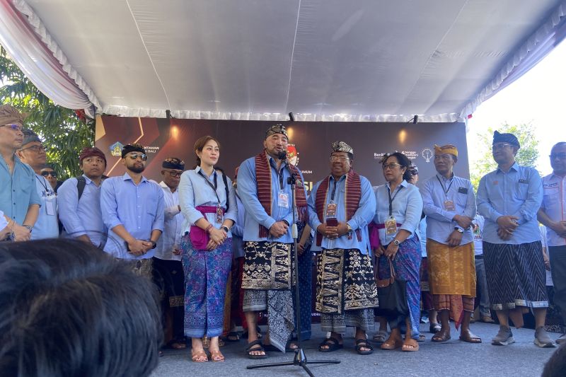Pasangan calon gubernur dan wakil gubernur Made Muliawan Arya-Putu Agus Suradnyana usai mendaftar Pilkada Bali di Denpasar, Kamis (29/8/2024). ANTARA/Ni Putu Putri Muliantari