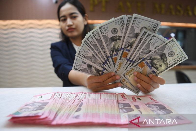 Ilustrasi - Petugas menghitung mata uang Rupiah dan Dolar AS di Ayu Masagung Money Changer, Jakarta. ANTARA FOTO/Akbar Nugroho Gumay/aww/am.