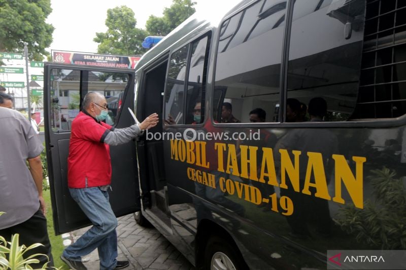 Salah seorang tersangka kasus dugaan korupsi pembangunan proyek RS Pratama Manggelewa, Kabupaten Dompu, berinisial BB masuk ke kendaraan tahanan kepolisian untuk menjalani penitipan penahanan jaksa di Rutan Polda NTB usai mengikuti pelaksanaan tahap dua di Kantor Kejati NTB, Mataram, Kamis (11/7/2024). (ANTARA/Dhimas B.P.)