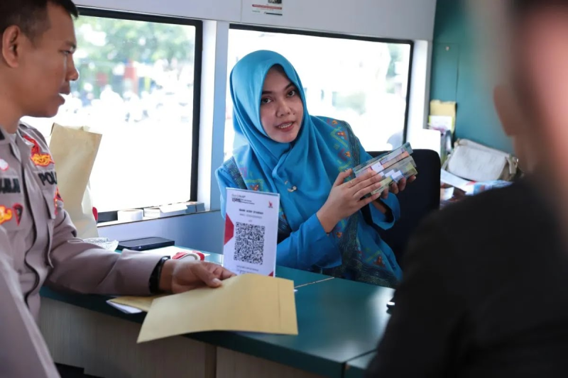 Ilustrasi - Karyawati Bank Aceh saat melayani nasabah dari mobil kas keliling (ANTARA/HO/Bank Aceh)