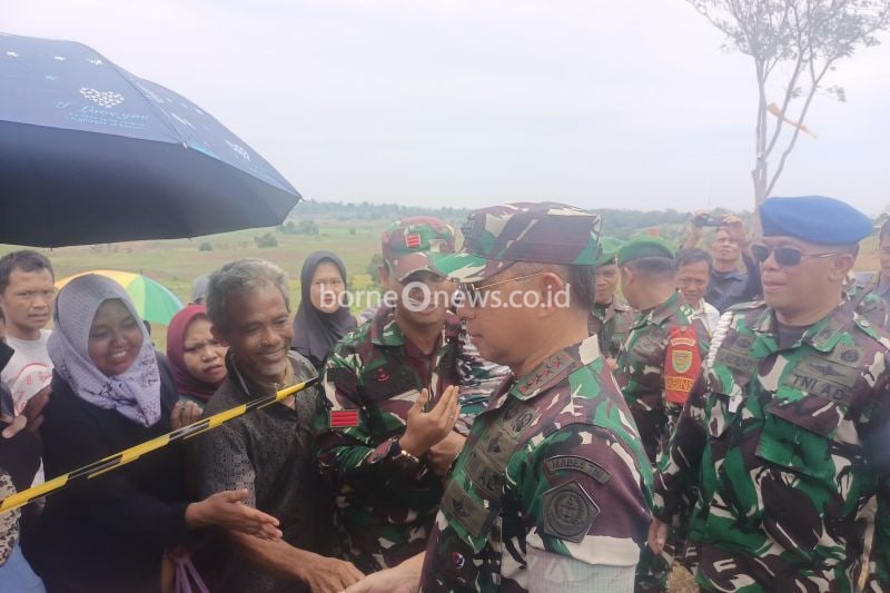 Panglima TNI Jendral Agus Subiyanto saat menyapa warga Baturaja yang antusias menyaksikan Latihan Super Garuda Shield (SGS) 2024 di Baturaja, Kabupaten Ogan Komering Ulu (OKU), Sumatra Selatan, Kamis. (ANTARA/Edo Purmana)
