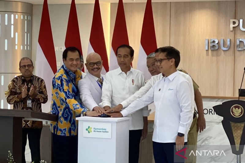 Presiden Joko Widodo saat meresmikan Gedung Pelayanan Kesehatan Ibu dan Anak Rumah Sakit Hasan Sadikin di Kota Bandung, Jawa Barat, Kamis (29/8/2024). ANTARA/Rubby Jovan