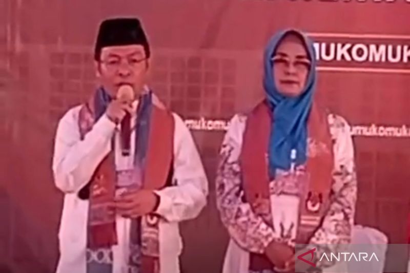 Bupati dan Wakil Bupati Mukomuko petahana Sapuan dan Wasri mendaftar sebagai bakal calon bupati dan wakil bupati untuk Pemilihan Kepala Daerah tahun 2024 ke KPU, Kamis (29/8/2024) ANTARA/Ferri.