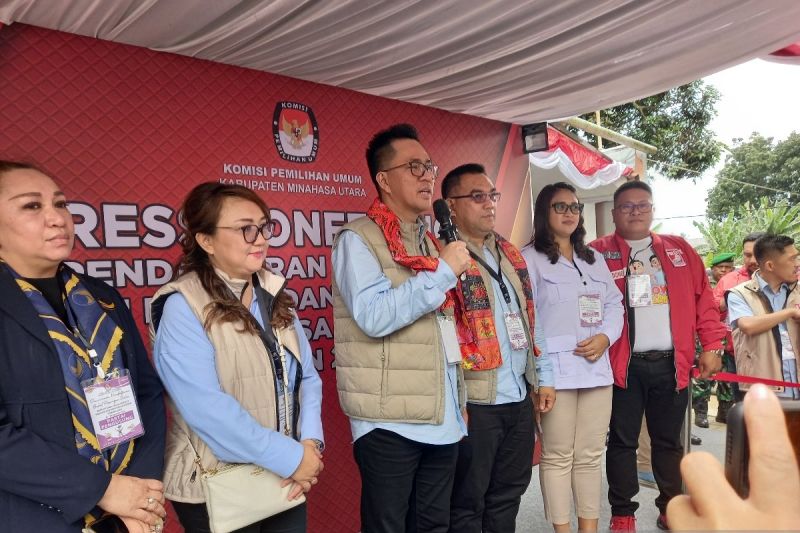 Bakal Paslon Bupati Minahasa Utara (Minut) Melky Jakhin Pangemanan dan bakal paslon wakil bupati Minut Christian Kamagi usai mendaftar di KPU Minut, Kamis (29/8/2024). ANTARA/Nancy L Tigauw.