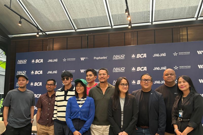 Grup musik Maliq & D'Essentials bersama jajaran promotor dan label saat ditemui dalam konferensi pers Tur CMFIL di kawasan Senopati, Jakarta Selatan, Kamis (29/8/2024). (ANTARA/Vinny Shoffa Salma)
