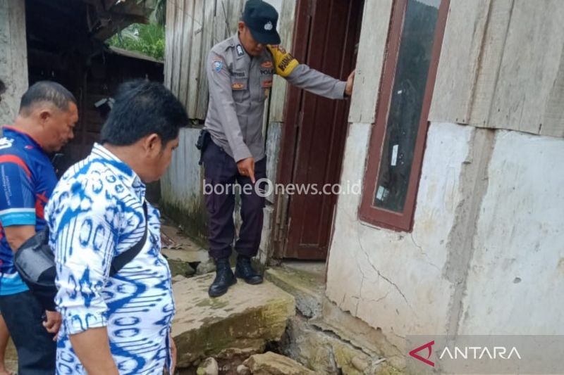 Kondisi bangunan rumah yang terdampak tebing longsor sepanjang Sungai Air Manjuto di Desa Pondok Panjang, Kabupaten Mukomuko, Kamis (29/8/2024) ANTARA/Ferri.