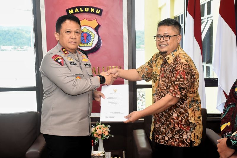 Kapolda Maluku menerima laporan dugaan korupsi oleh Kepala Subauditorat IKD II BPK RI, Ambon, Kamis. (ANTARA/Winda Herman)