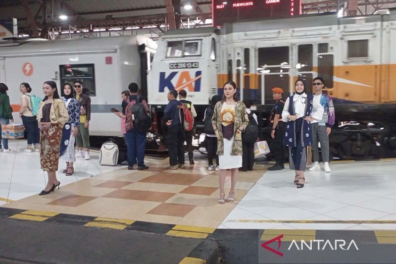 Pameran Busana Batik Banyumas di Stasiun Purwokerto, Rayakan Ulang Tahun KAI