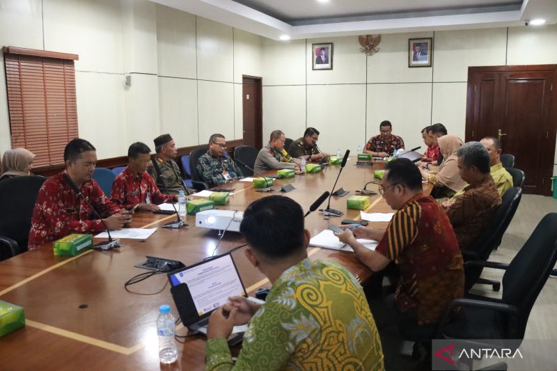 Penjabat (Pj) Sekretaris Daerah Kepulauan Babel Fery Afriyanto saar memimpin Rakor Tim DESKS PIlkada 2024 di Pangkalpinang, Kamis. (ANTARA/HO-Diskominfo Babel)
