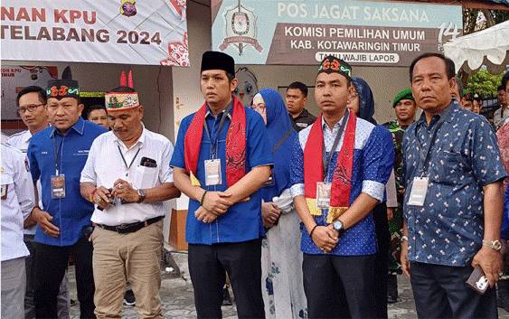 Rudini-Paisal tiba di KPU Kotawaringin Timur, Kamis, 29 Agustus 2024. (FOTO: DEWIP)