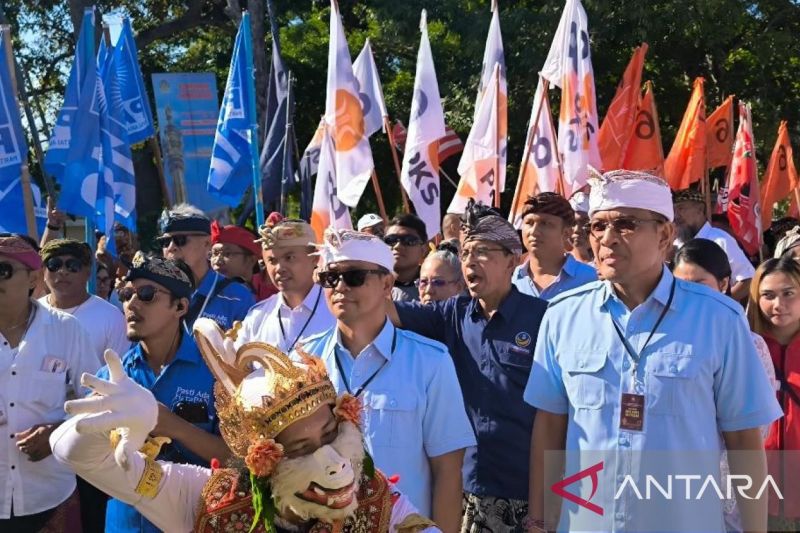 Pasangan bakal calon Wali Kota dan Wakil Wali Kota Denpasar, Gede Ngurah Ambara Putra - I Nengah Yasa Adi Susanto (Ambara-Adi) saat mendaftar sebagai peserta Pilkada 2024 di KPU Denpasar, Kamis (29/8/2024). ANTARA/Ni Luh Rhismawati.