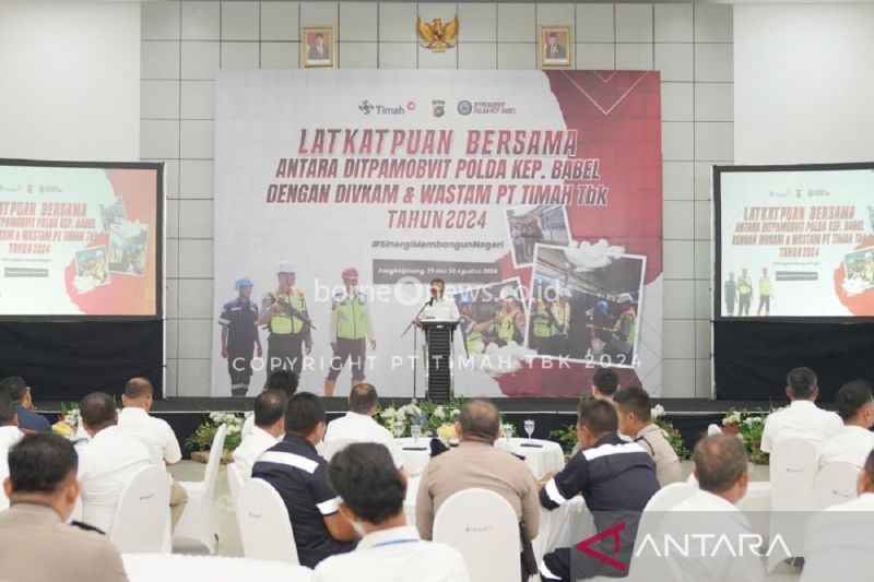 Direktur Operasi dan Produksi PT Timah Nur Adi Kuncoro saat membuka pelatihan peningkatan kemampuan bersama pengamanan objek vital nasional (obvitnas) di Pangkalpinang, Kamis. (ANTARA/HO-Humas PT Timah Tbk)