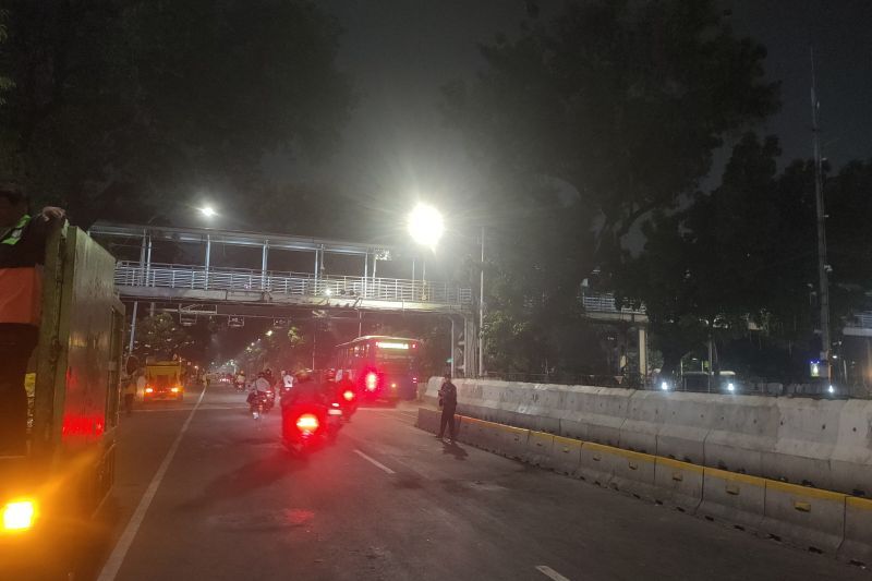 Lalu lintas di Jalan Merdeka Barat, Jakarta Pusat terpantau kembali lancar usai blokade beton yang dipasang di jalan tersebut dibuka, Kamis (29/8/2024) sekira pukul 18.35 WIB. ANTARA/Risky Syukur