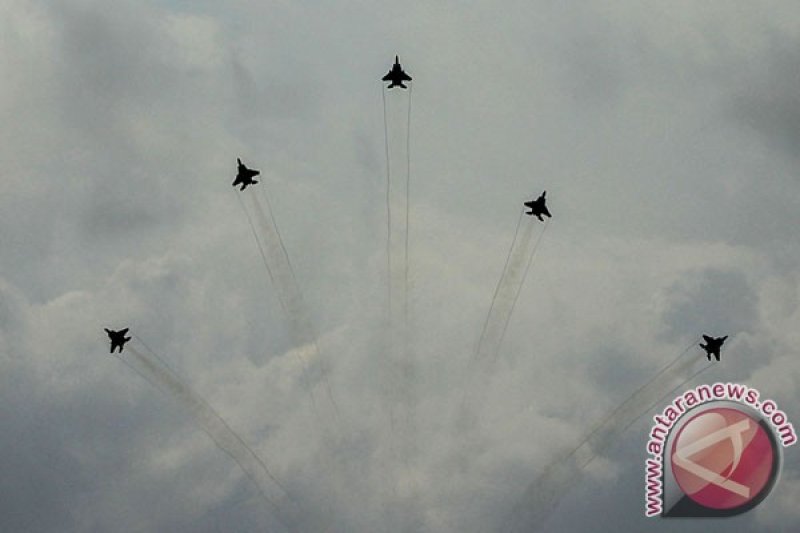 Flypast Gabungan RISING 50 Lima pesawat tempur F-15SG Republic of Singapore Air Force (RSAF) melakukan manuver bomb burst ketika melakukan flypast di wilayah udara Pekanbaru, Riau, Senin (4/9/2017). Kegiatan ini merupakan rangkaian dari pemantapan latihan untuk memperingati 'Republic of Indonesia and Singapore 50 years of bilateral relations' (RISING 50) yang akan dilaksanakan pada Kamis (7/9/2017) diatas Marina Bay Cruise Centre Singapura. (ANTARA /Rony Muharrman)
