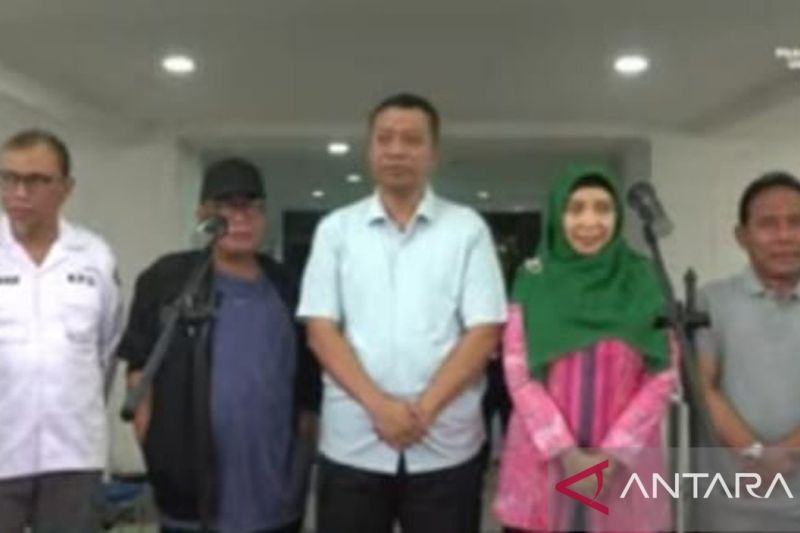 Ketua KPU NTB Muhammad Khuwailid dan Dirut RSUD Provinsi NTB, dr Lalu Herman Mahaputra mendampingi dua calon Gubernur dan Wakil Gubernur NTB Zulkieflimansyah-Moh Suhaili FT (Zul-Uhel) dan Sitti Rohmi Djalilah-Musyafirin (Rohmi-Firin) saat akan menjalani pemeriksaan kesehatan di RSUD Provinsi NTB di Kota Mataram, Kamis (29/8/2024). (ANTARA/Nur Imansyah).