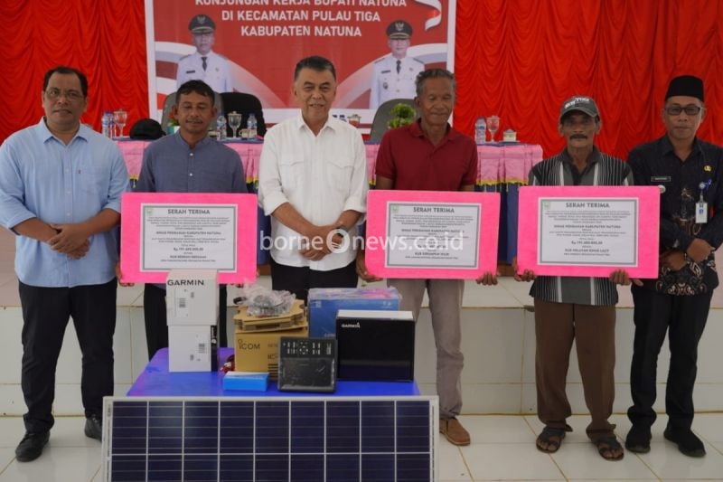 Foto bersama usai penyerahan secara simbolis (ANTARA/HO-Pemkab Natuna)