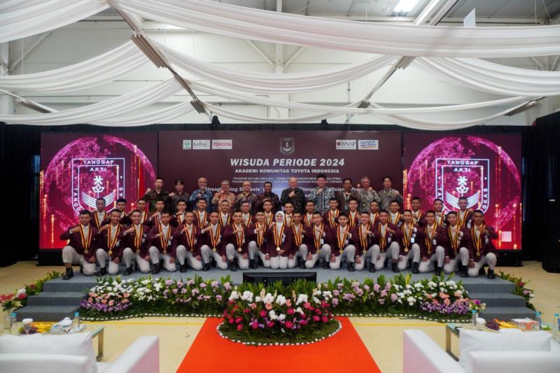 Mahasiswa Toyota Indonesia Academy (TIA) berfoto bersama dalam acara wisuda untuk program studi D2 TOPKR dan D1 TPMO di TIA Building TMMIN Plant 3 Karawang, Jawa Barat, Kamis (29/8/2024). (ANTARA/HO)