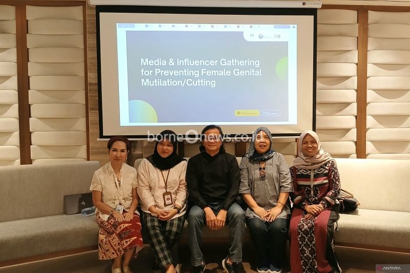 Gender Programme Specialist UNFPA Indonesia Risya Ariyani Kori (paling kiri) bersama para narasumber dalam temu media dan pemengaruh terkait pentingnya penghapusan sunat perempuan di Jakarta, Kamis (29/8/2024). ANTARA/Lintang Budiyanti Prameswari